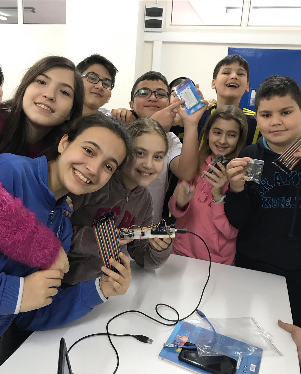 trakya_koleji's tweet image. Robotrak Robotik ve Kodlama Akademimizde Ortaokul öğrencilerimiz; Bilim ve Teknoloji Haftasını Arduino Devre setleri ile yapacakları yeni projeleri planlayarak ve arduino kartlarını inceleyerek kutladılar.. #bilimveteknolojihaftası #robotrak #arduino #teknoloji #robotikkodlama