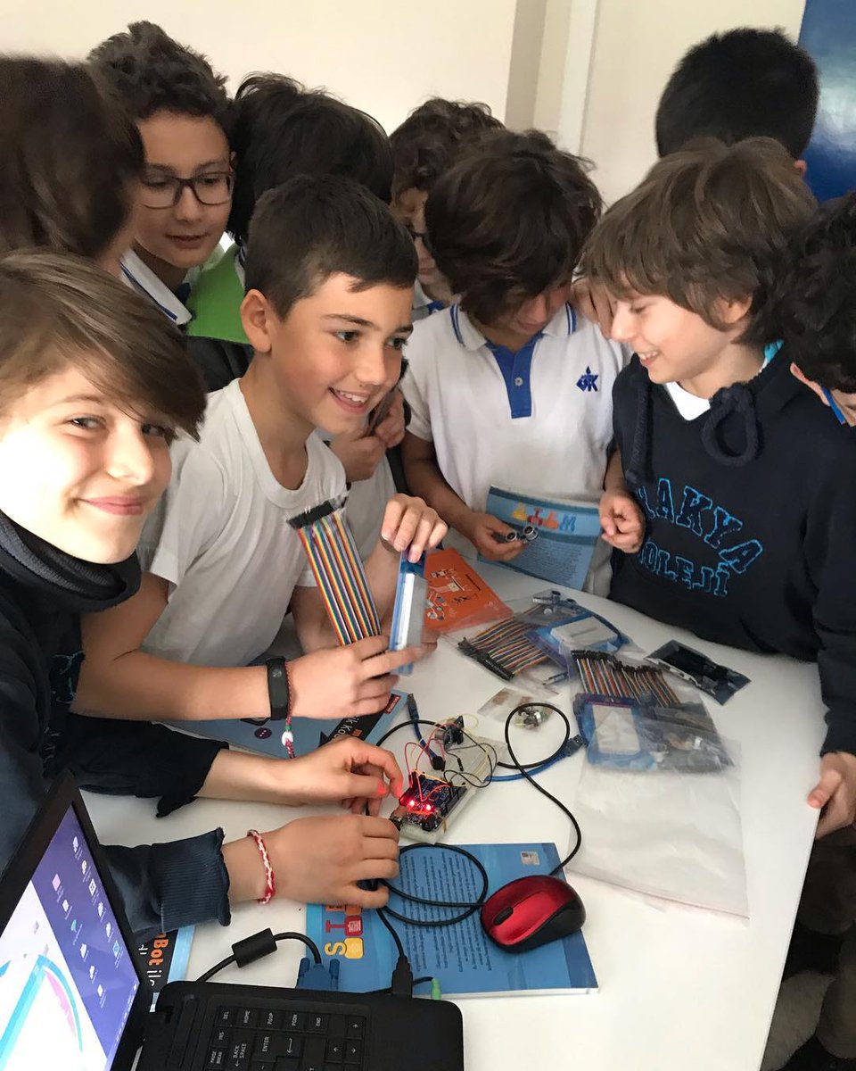 trakya_koleji's tweet image. Robotrak Robotik ve Kodlama Akademimizde Ortaokul öğrencilerimiz; Bilim ve Teknoloji Haftasını Arduino Devre setleri ile yapacakları yeni projeleri planlayarak ve arduino kartlarını inceleyerek kutladılar.. #bilimveteknolojihaftası #robotrak #arduino #teknoloji #robotikkodlama