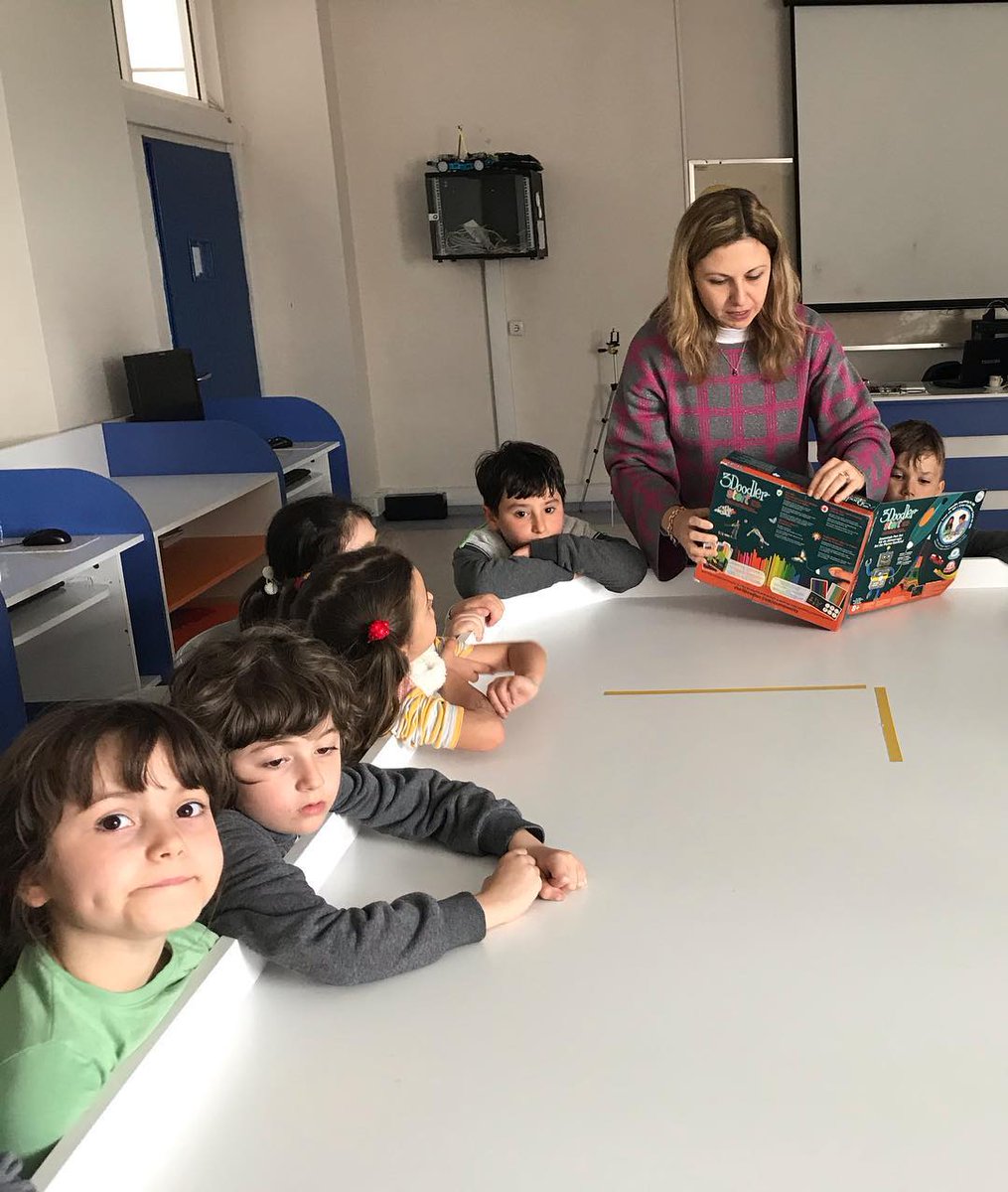 trakya_koleji's tweet image. Bilim ve Teknoloji Haftası Etkinlikleri kapsamında; Robotrak Robotik Kodlama Akademimizde 3 Boyutlu teknolojiyle tanışan 1.sınıf öğrencilerimiz, bu hafta 3D kalem ile kendi nesnelerini oluşturdular. #bilimveteknolojihaftası #robotrak #3dkalem #robotikkodlama