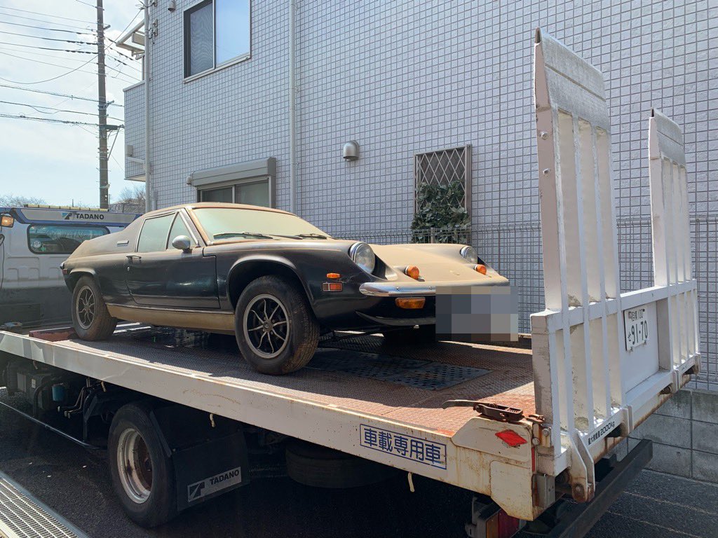 f1_loves's tweet photo. 13年連れ添ったルノーと、25年連れ添ったロータスとお別れしました。
泣きそう。。。。
ドナドナされて、見えなくなるまで見送りました。
#春は別れの季節
#ドナドナ
#泣きそうになりながら 
#ルノールーテシアRS
#ロータスヨーロッパスペシャル https://t.co/j44Uq2qd6M