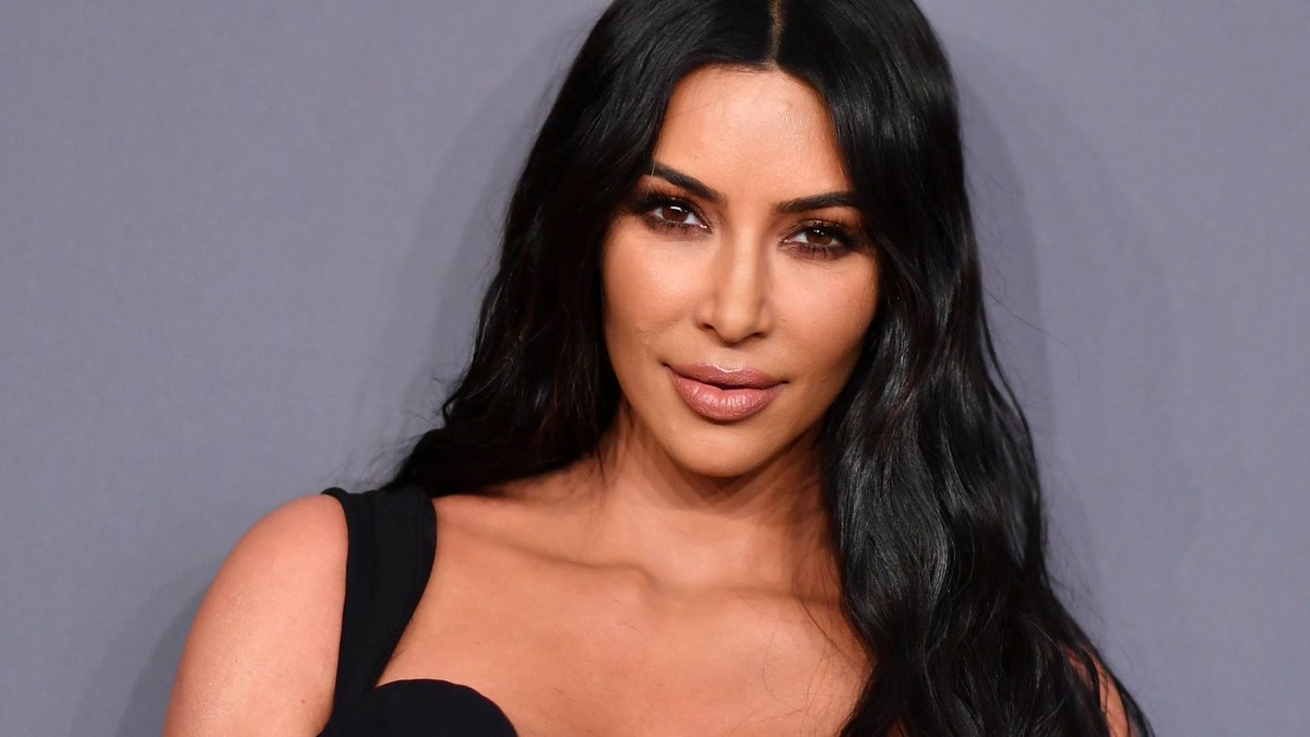 socialitelife's tweet image. .@KimKardashian, has agreed to pay released prisoner #MatthewCharles' rent - bit.ly/2TLWQnj #payitforward