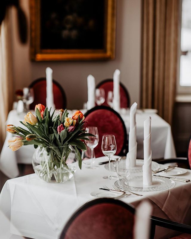 schlossfuschl's tweet photo. Spring comes with tulips. 🌷💐🌷
@schlossfuschl | Fotocredit: @patresinger 📸
#schlossfuschl #schlossfuschlmagic #schlossfuschlmoments #tulips https://t.co/QtCMjOaimS