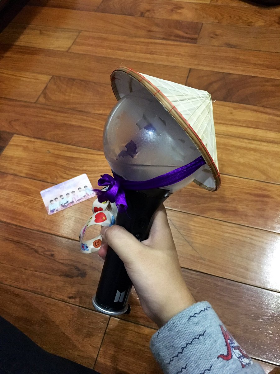 _dieulinhh_d's tweet photo. 🌼☺️💜

#BTS #ARMYBomb #traditionalhat #Vietnam https://t.co/2VUEhss3jY