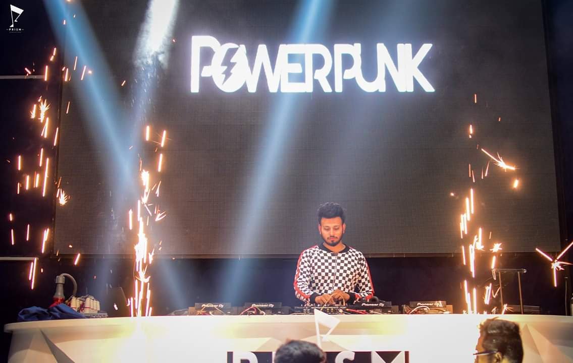 Not a relaxing weekend.
Saturday - sunburn campus along side @edwardmayaofficial and @shashankkakum X 
<a href="/prismhyderabad/">Prism Club & Kitchen, Hyderabad</a> ft MC Sher #Gullyboy 
Sunday - private gig Chennai