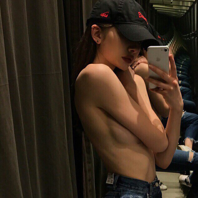 Toni97284275's tweet image. Да пускай она колит шипами,
И её покорить не легко.
Но поверьте, я видел глазами,
Даже розы в сравнении ничто.