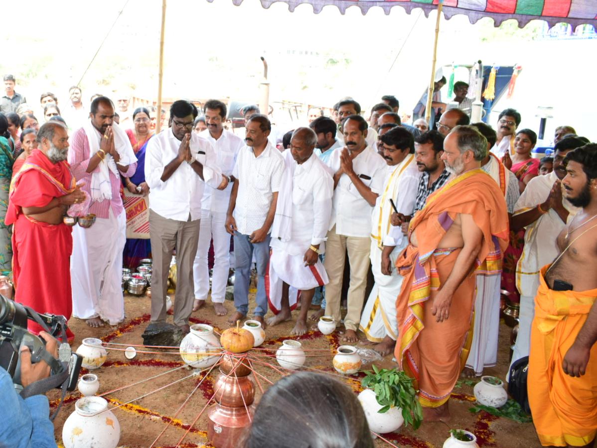 PAjayKumarMLA's tweet photo. నగరంలోని 8వ డివిజన్ మధురా నగర్ కాలనీ నందు నూతనంగా నిర్మిస్తున్న శ్రీ షిరిడీ సాయిబాబా దేవాలయంలో విగ్రహ ప్రతిష్ఠ(ప్రత్యేక హోమాలు) కార్యక్రమంలో పాల్గొనడం జరిగింది. https://t.co/ZqrkqTPmvg