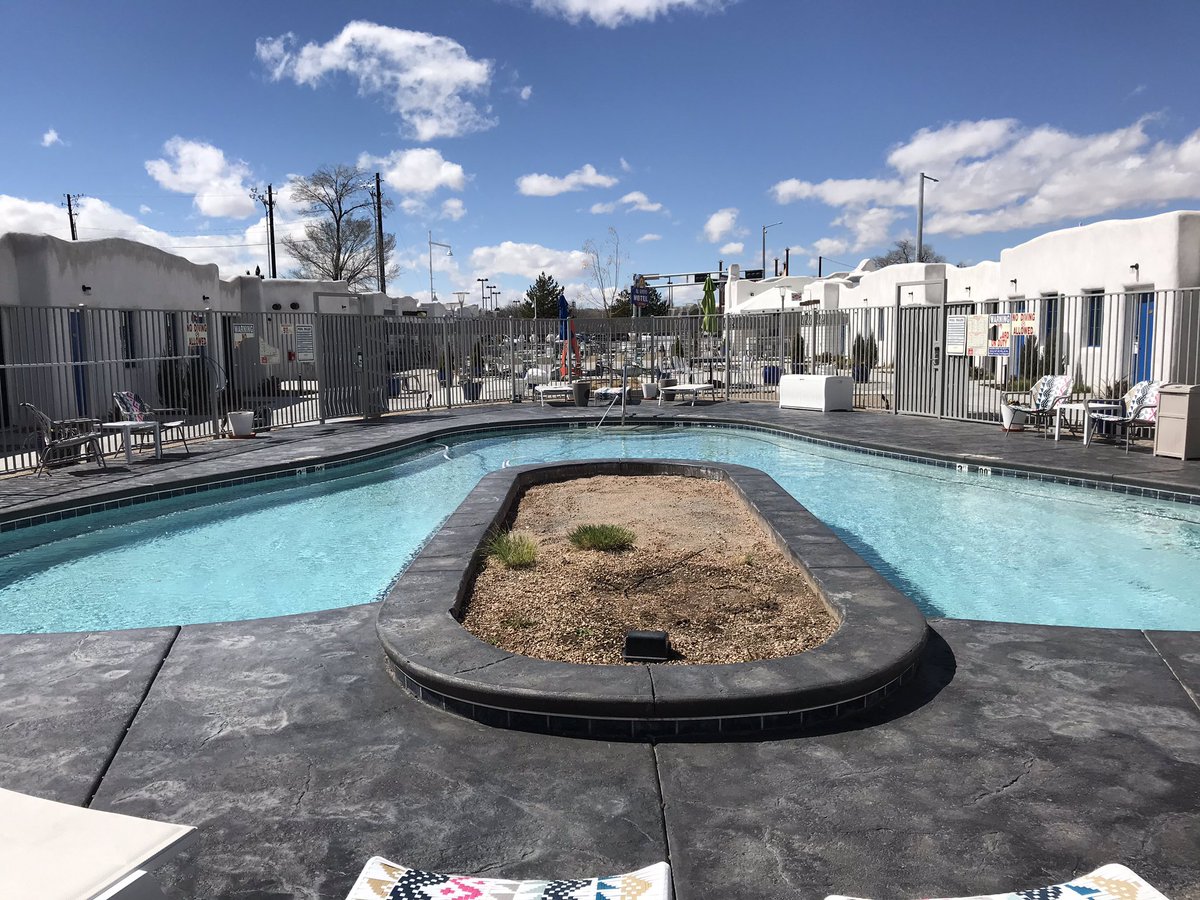 ReinhardPastor's tweet photo. Just another day in paradise!
@El Vado Hotel, Albuquerque 
(w/ apologies to friends in CO surviving SNOWMAGEDDON!)
❄️❄️❄️❄️❄️❄️❄️⛄️ https://t.co/Yy9owM5Rp0