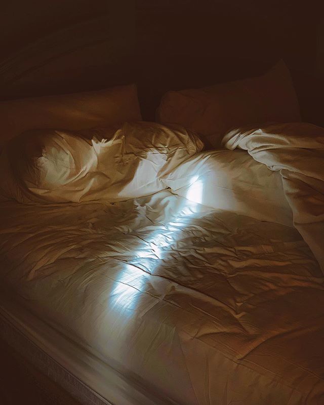 dashable's tweet photo. ☕️ is all what’s needed with sun passing through the bed 
#dashable #morning #coffee #bedroomdecor #bed #livingroomdecor #livingspaces #sunlight #retro #retroaesthetic #80saesthetic #aesthetic https://t.co/f1kUdOtEgu https://t.co/TkdnjcqAQE