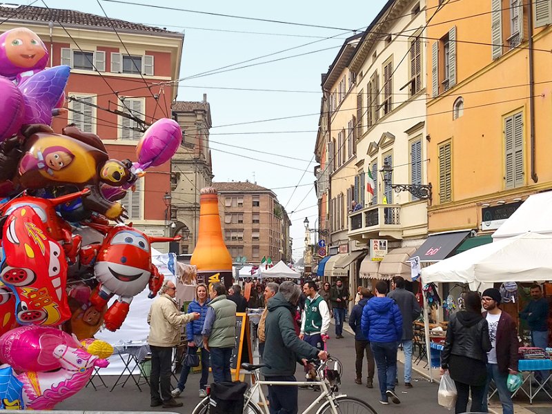 AscomParma's tweet photo. Torna domenica 17 marzo la storica Sagra di #SanGiuseppe in via D'Azeglio a #Parma. Nel cuore dell'#Oltretorrente una festa all'insegna del divertimento e della tradizione! Scopri il programma ➡️ https://t.co/zKS31t0tWZ #ascomcè #ParmaViva https://t.co/9jI8AO2A7G