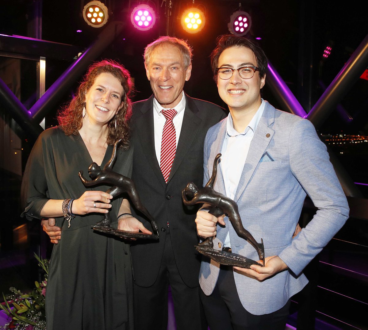 💬 In de Skybar 747 zijn Schaatsers van het jaar Ireen Wüst en Kai Verbij woensdagavond gehuldigd. Ze ontvingen de bronzen Ard Schenk Awards. 'Het is een enorme eer om deze prijs te winnen'

>> schaatsen.nl/nieuws/2019/ma… #schaatsen #ArdSchenkAwards
