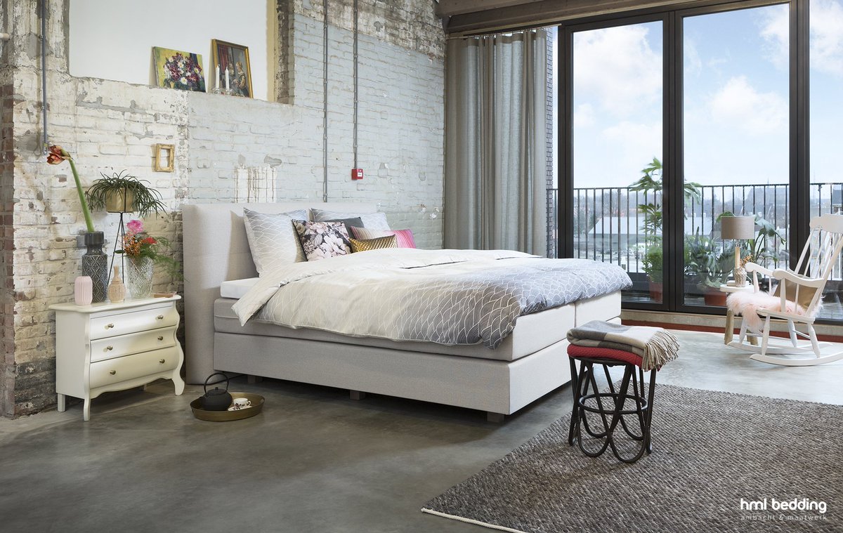 Landelijke #slaapkamers zijn erg populair, omdat er veel gebruik gemaakt wordt van #natuurlijke materialen, neutrale en warme kleuren zoals taupe- en bruin-tinten, naturellen en pastels. 
#hmlbedding ambacht&amp;maatwerk