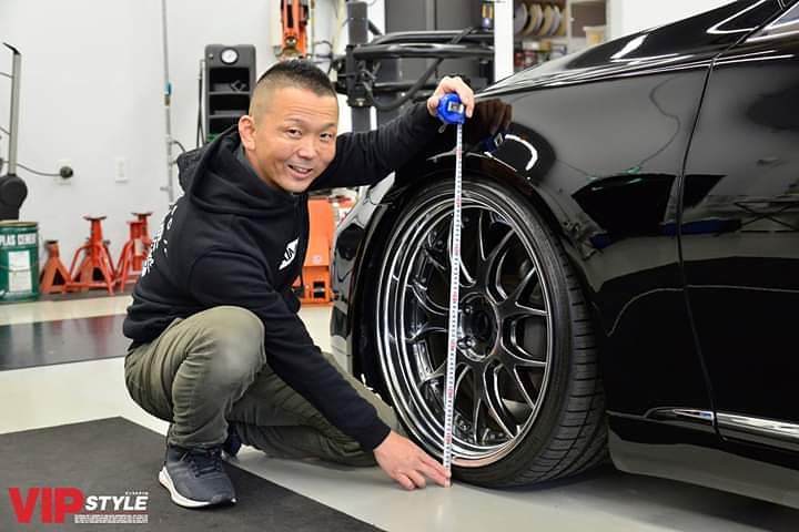 VIPSTYLE_MAG's tweet photo. VIPSTYLEの人気連載企画【車種別ローダウンガイド】。今月は今最も熱い40LS（中期）を解説。エイムゲインの伊藤チーフに丁寧に教わりました。詳細はVIPSTYLE4月号にて。

#VIPスタイル
#VIPSTYLE
#40LS（中期）
#エイムゲイン
#伊藤チーフ

https://t.co/x4Gd48NuU5 https://t.co/J1ccLdqWOK