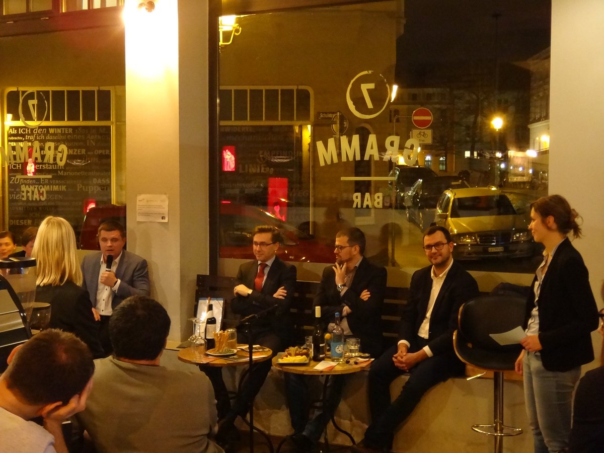 iamoLeibniz's tweet photo. Staatssekretär Thomas Wünsch, Oleksandr Verzhykhovskyi (IMC), Matija Zulj (Agrivi) &amp; Ivan Duric (IAMO) präsentierten auf der #ScienceLounge #Halle (Saale) aktuelle Erkenntnisse zur #Digitalisierung in der #Landwirtschaft: https://t.co/WqJT9ZlKv4 / WCH, @Campus_EEGA @iamoLeibniz https://t.co/6XDwNAajtf