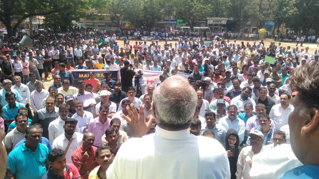 prudentgoa's tweet photo. Thousands of mining dependants under #GMPF  take peaceful march from Campal to Azad Maidan, later present  memorandum to CS demanding engagement of senior council &amp; filling of  proper affidavit in #SupremeCourt on behalf of Goa govt for resumption of #mining activities in #Goa https://t.co/Dot07Rhlet