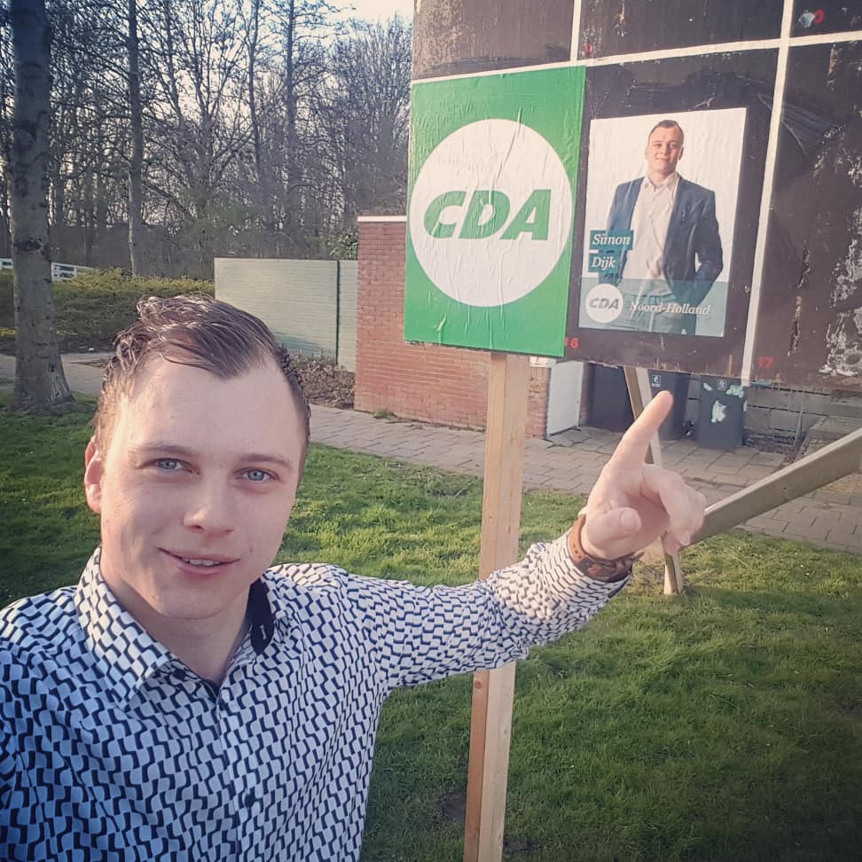 Het mocht even duren maar daar hang ik dan toch echt. 

Jongeren verdienen een betere toekomst.

Stem 20 maart lijst 6 plek 11

Simon Dijk