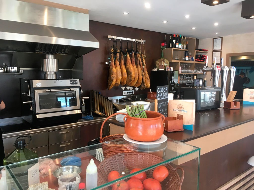 Grill_PiraOvens's tweet photo. Today we go to Sevilla, to enjoy the best seafood and Iberian. The @tierraymarsev  restaurant has acquired #PIRA 70 ED charcoal oven, no matter if it is meat of fish, the #PIRAFLAVOUR feels good in all kinds of food .

#HornosBrasa #PiraForni  #BePira #CharcoalOvens #70ED https://t.co/4CQDjFlyBI