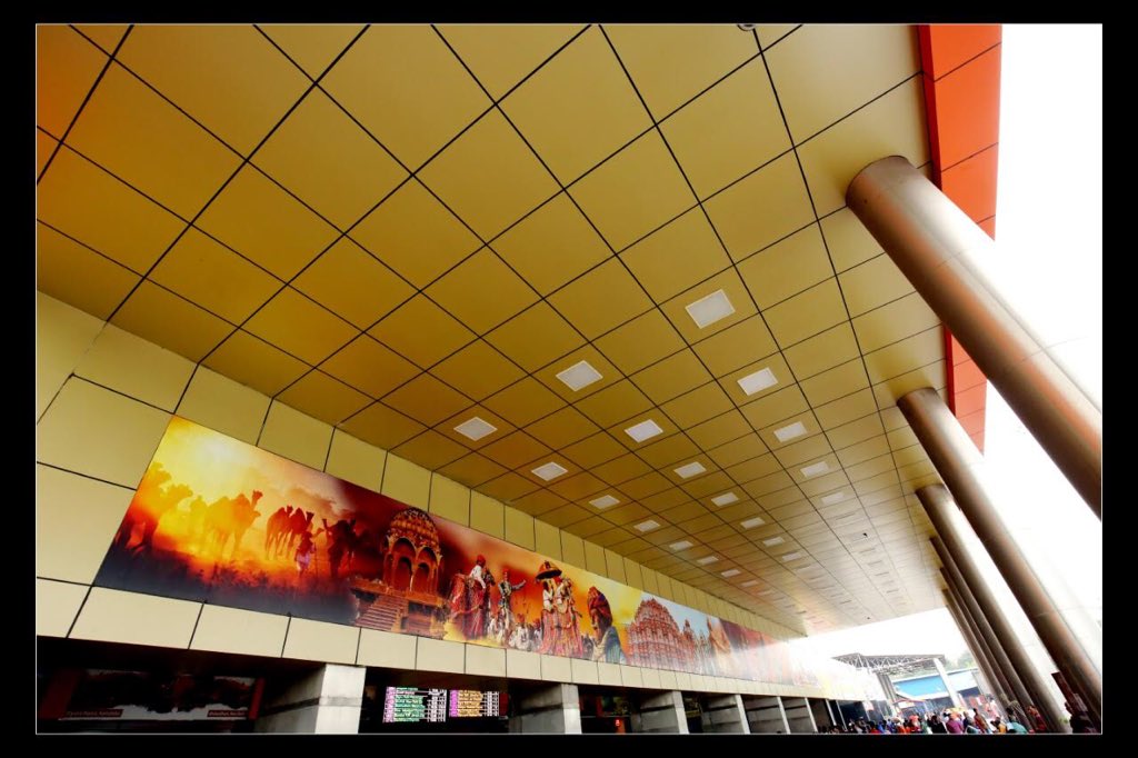 M_Lekhi's tweet image. Could anyone imagine this transformation? This is New Delhi Railway Station ! This is how railway ministry has worked, मोदी है तो मुम्किन है 🙏🏽💐