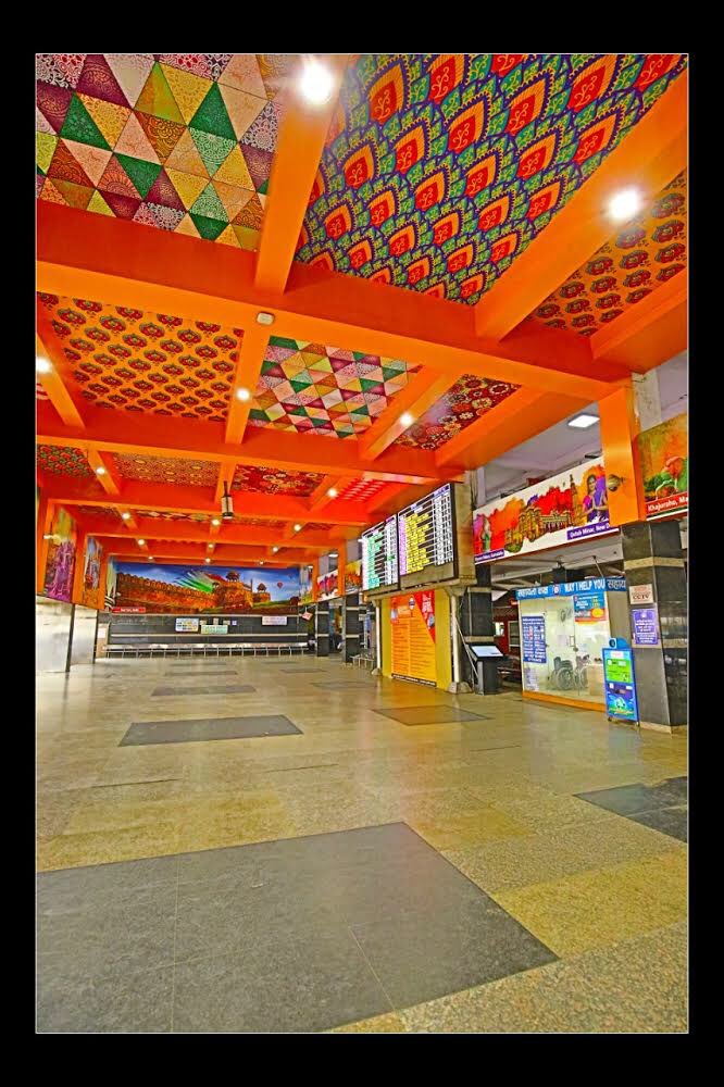 M_Lekhi's tweet image. Could anyone imagine this transformation? This is New Delhi Railway Station ! This is how railway ministry has worked, मोदी है तो मुम्किन है 🙏🏽💐