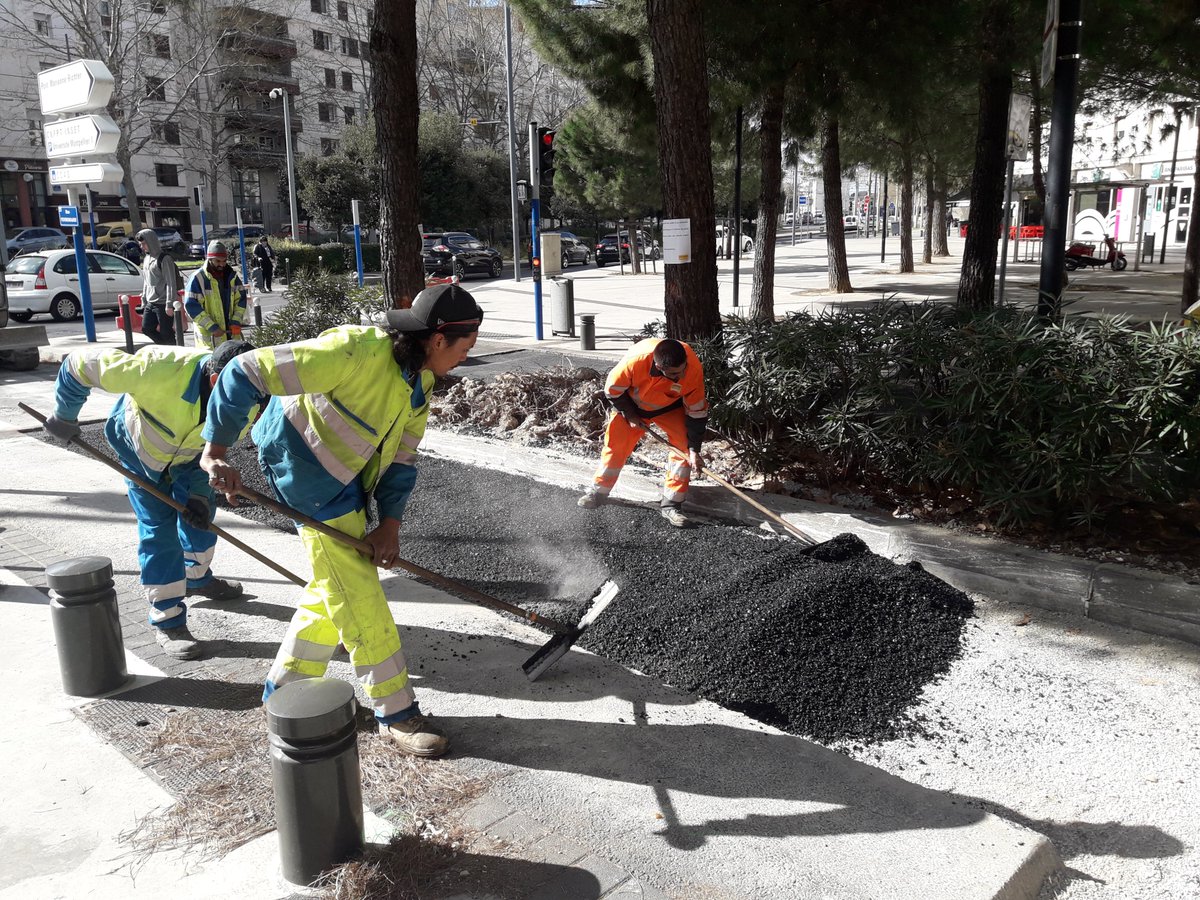 ChefEIFFAGE's tweet photo. Travaux d'entretien Spie Batignolles - Malet : Rue Vendémiaire , Application de la Grave Bitume avant les enrobés définitifs. 
#montpellier
#montpellierauquotidien
#voirie
#embellissement 
#travauxroutier 
#rénovation
#accessibilite
#travaux
#travauxpublics
#hérault
#BTP https://t.co/sw4tfR75m5