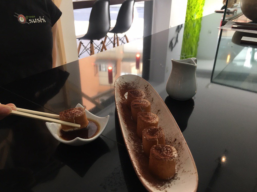 green_sushi's tweet photo. 📣¡ATENCIÓN!📣 

¡¡Hemos incorporado un nuevo postre que puedes pedir desde ya!!

Maki de tiramisu con salsa de café y baileys 🤤🤤🤤
Ya te avisamos de que se convertirá en tu próximo vicio 😍 https://t.co/UwL7oKdX4o