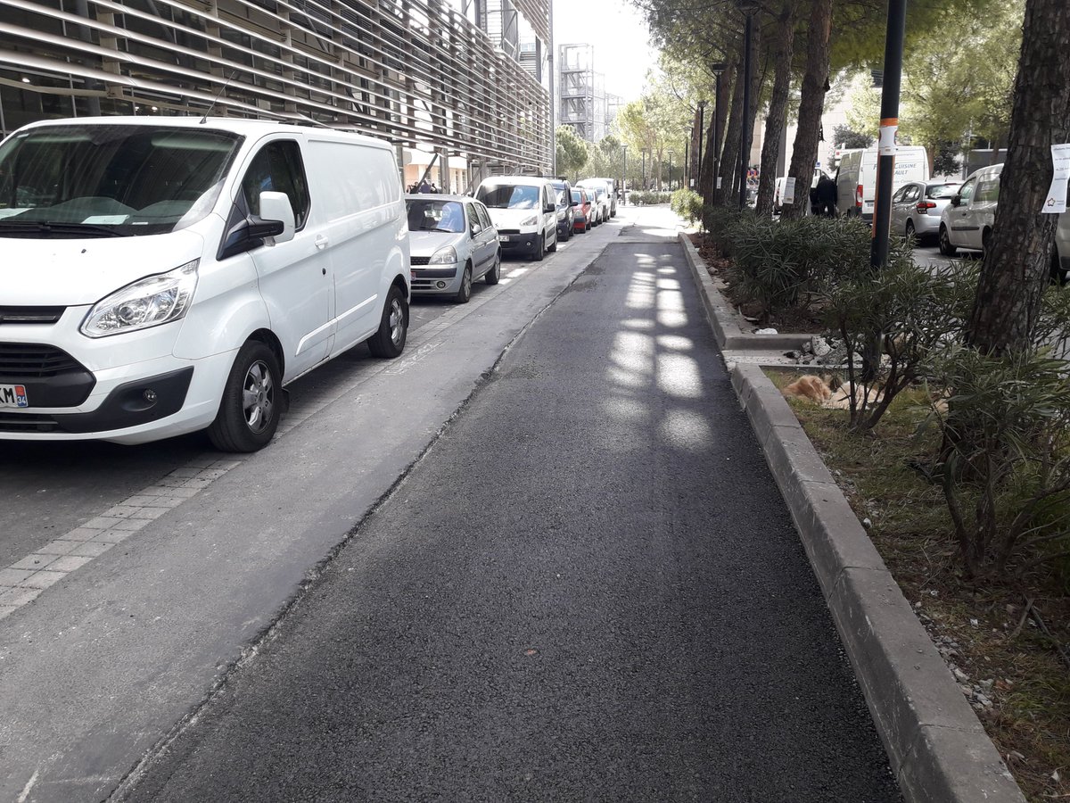 ChefEIFFAGE's tweet photo. Travaux d'entretien Spie Batignolles - Malet : Rue Vendémiaire , Application de la Grave Bitume avant les enrobés définitifs. 
#montpellier
#montpellierauquotidien
#voirie
#embellissement 
#travauxroutier 
#rénovation
#accessibilite
#travaux
#travauxpublics
#hérault
#BTP https://t.co/sw4tfR75m5