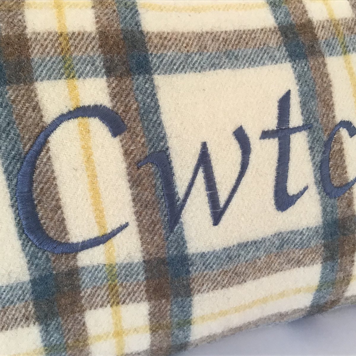 JaredDesigns1's tweet photo. Loving the more masculine colours of my latest #Cwtch blanket cushion ๐
#cwtchcushion #welshcushion #welshdecor #madeinWales #interiorstyling #womaninbiz #QueenOf #earlybiz #etsysocial #UKCraftBiz #etsyseller #etsygifts #giftsformen #giftsforhim #cavetsy https://t.co/E4P36MLDds