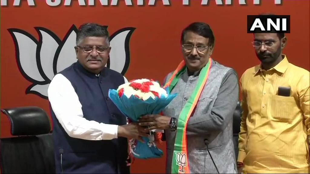 Delhi: Congress leader Tom Vadakkan joins Bharatiya Janata Party in presence of Union Minister Ravi Shankar Prasad.