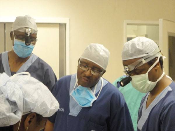 ChristoThurston's tweet photo. Bazalwane, let's congratulate Dr Professor Mashudu Tshifularo and team on the world's first middle ear transplant with the use of 3D printed bones. This is an international achievement! 

Ke skhokho sa Meds! https://t.co/eyRCBRXfWt