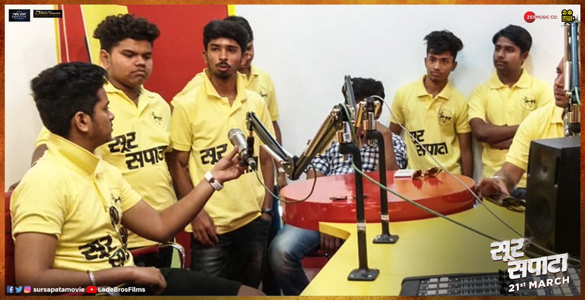sursapatamovie's tweet photo. 'सूर सपाटा' च्या वाघांची @MirchiPune  ला भेट... पाहा हे कडक फोटो...
#SurSapata #21March
@catchjayant
@catchjagdish #KishorKhillare #SubhashGupta #SatishGupta @mangeshk30 @sanjayjadhavv @Upendralimaye https://t.co/u4rfFBsIeT