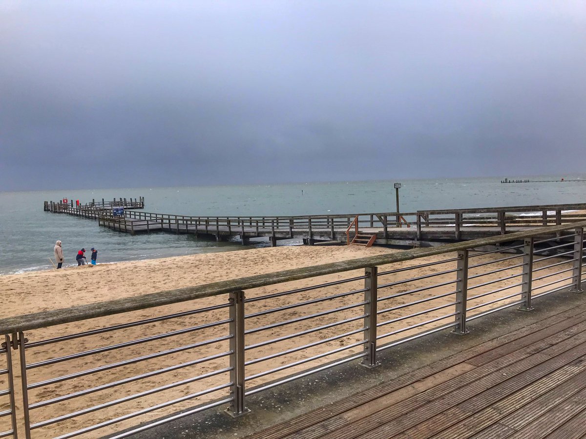 SylviaB42878669's tweet photo. Auch an stürmisch-grauen Tagen ist es an der #Promenade irgendwie schön (auch wenn die Einheimischen das eher anders sehen 😊) - sich mit #Meerluft durchpusten zu lassen hat was! #Wyk #Föhr https://t.co/xgfJ857CMn