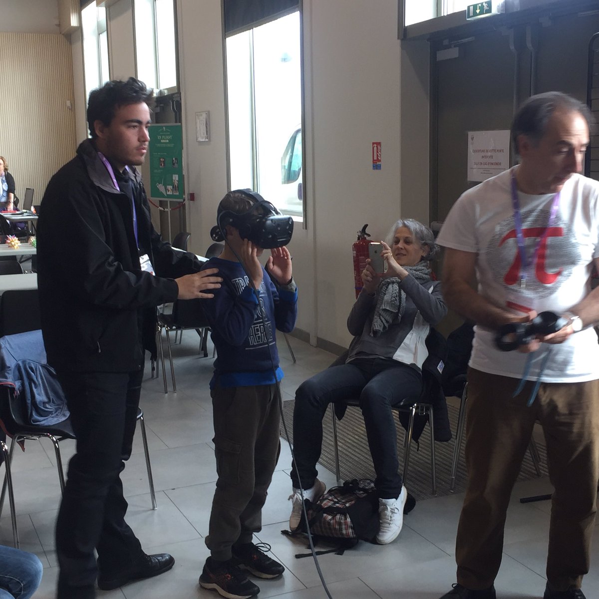 fermat_science's tweet photo. #SemainedesMaths2019 @LesMathsEnScene Festival International #MathsOccitanie atelier @neotrie sur #MathVR https://t.co/7GikEkbwvj