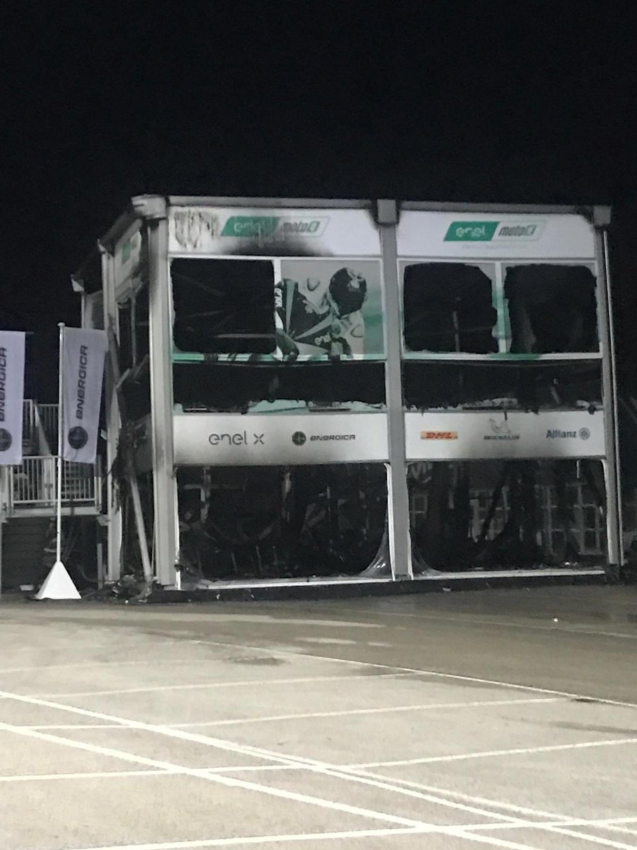 SkySportMotoGP's tweet photo. #UltimOra #MotoE
#Jerez (ESP), nella notte incendio nel paddock
Bruciate tutte le moto, campionato a rischio
#SkyMotori #MotoGP https://t.co/L9cOTFAm21