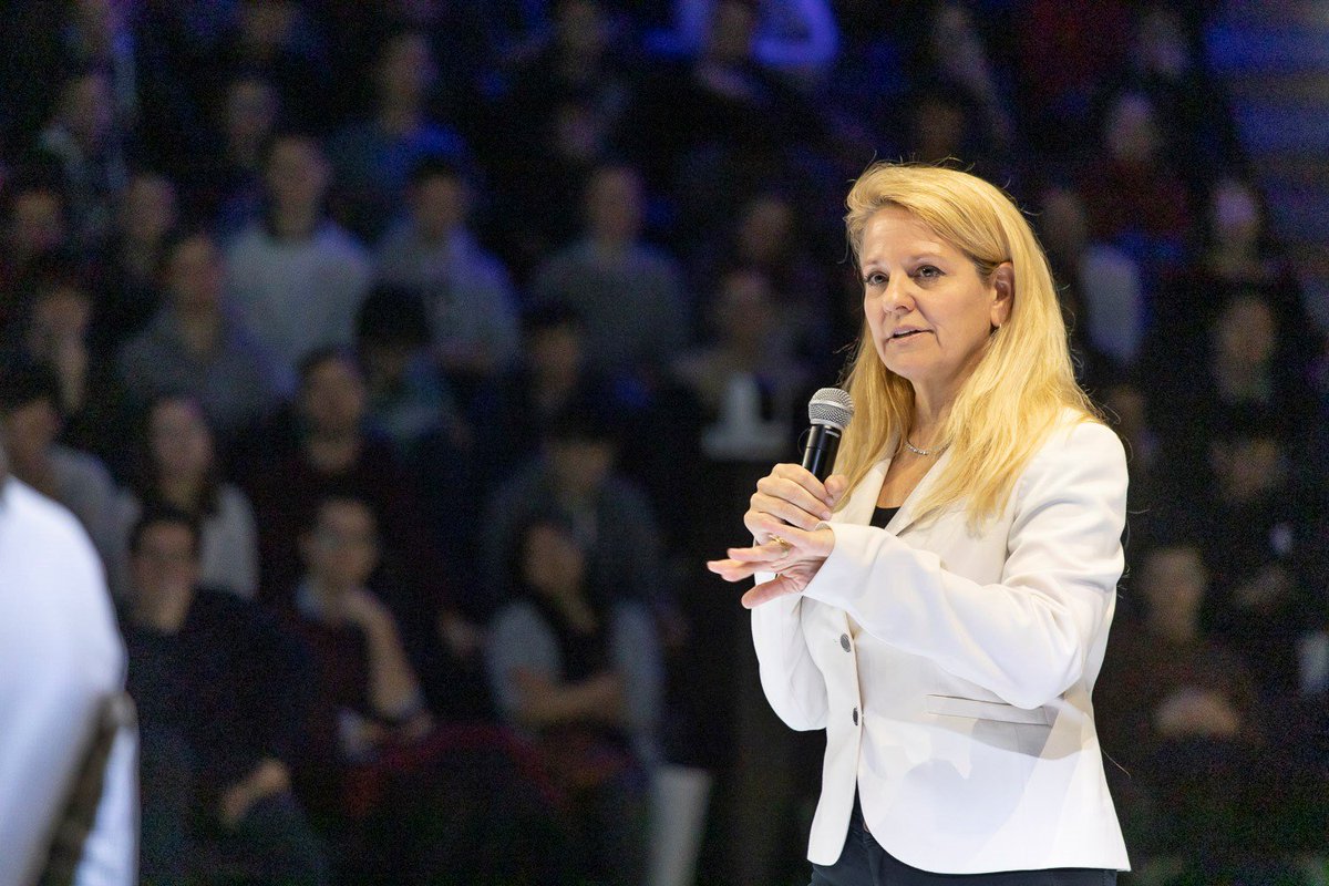 centralesupelec's tweet photo. Impressive lecture given by @GwynneShotwell President and Chief Operating Officer at @SpaceX on our Paris-Saclay campus yesterday! 
Huge thanks to our alumnus and space expert @pjbertrand and student association @SymposiumCS for organising this wonderful day! https://t.co/NDIvuI7hp6
