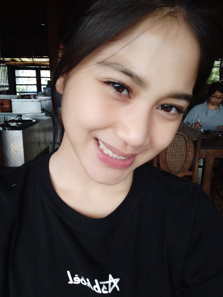 Hai guys!! Tebak aku dmn?? Wkkwkw rahasia 😂😂😂😂😂