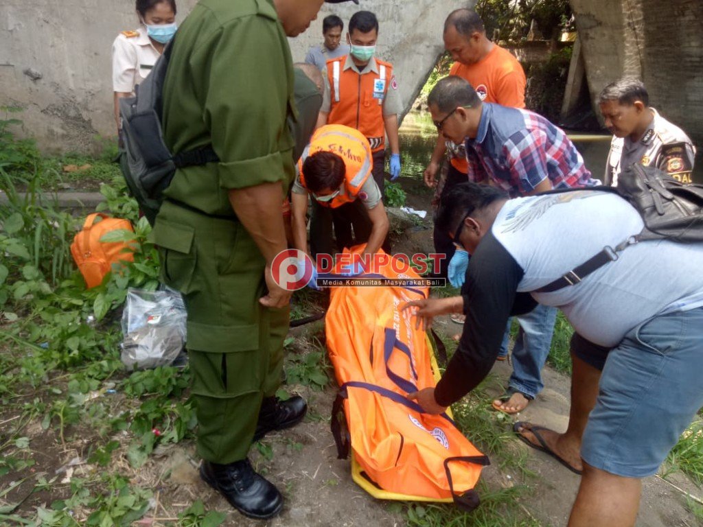 Mayat Pria Ngambang di Bawah Jembatan - denpostnews.com/2019/03/14/may…
