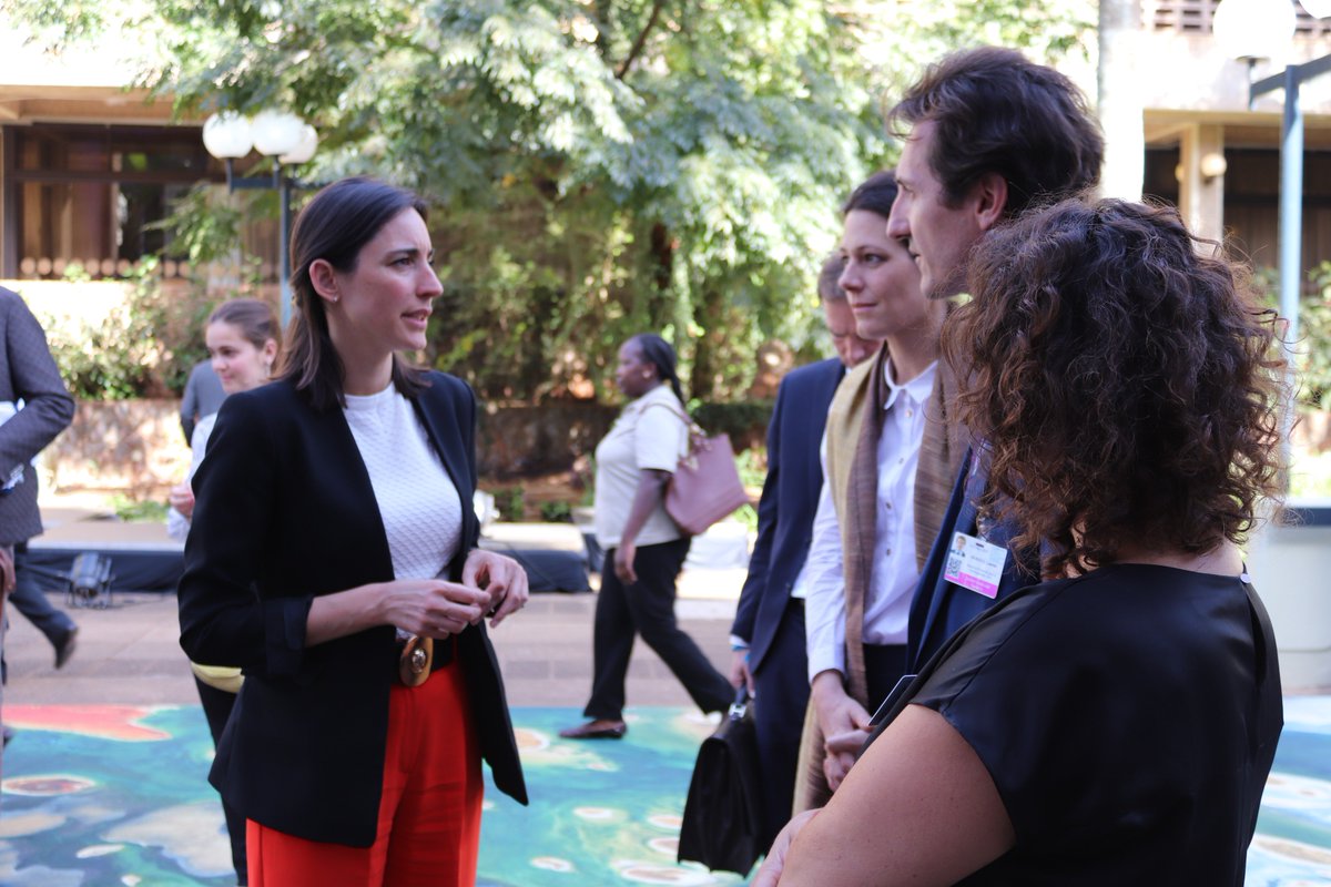 ird_fr's tweet photo. #OnePlanetSummit @brunepoirson donne rendez-vous à Laurent Durieux @UmrEspaceDev au #SpaceClimateObservatory au G7 à Biarritz pour lutter contre les inégalités environnementales liées aux impacts du #changementclimatique
#SolveDifferent https://t.co/7yLbIRtL1Q