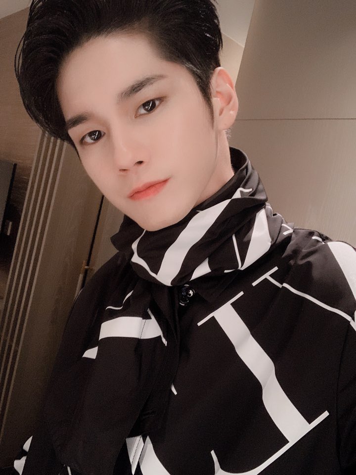 officialtwt_OSW's tweet image. ✨ 190314 발렌티노 홍콩 브이링 팝업 이벤트  #옹성우 ✨

여러분을 위한 화이트데이 깜짝 선물🎁
사탕보다 더 달콤스윗한 옹성우의 셀카가 도착했습니다! 오늘도 옹나잇 ٩(⁰̷̴͈·̫ ⁰̷̴͈:·)💝
#VRING
#VRINGHONGKONG
@maisonvalentino

#ONGSEONGWU