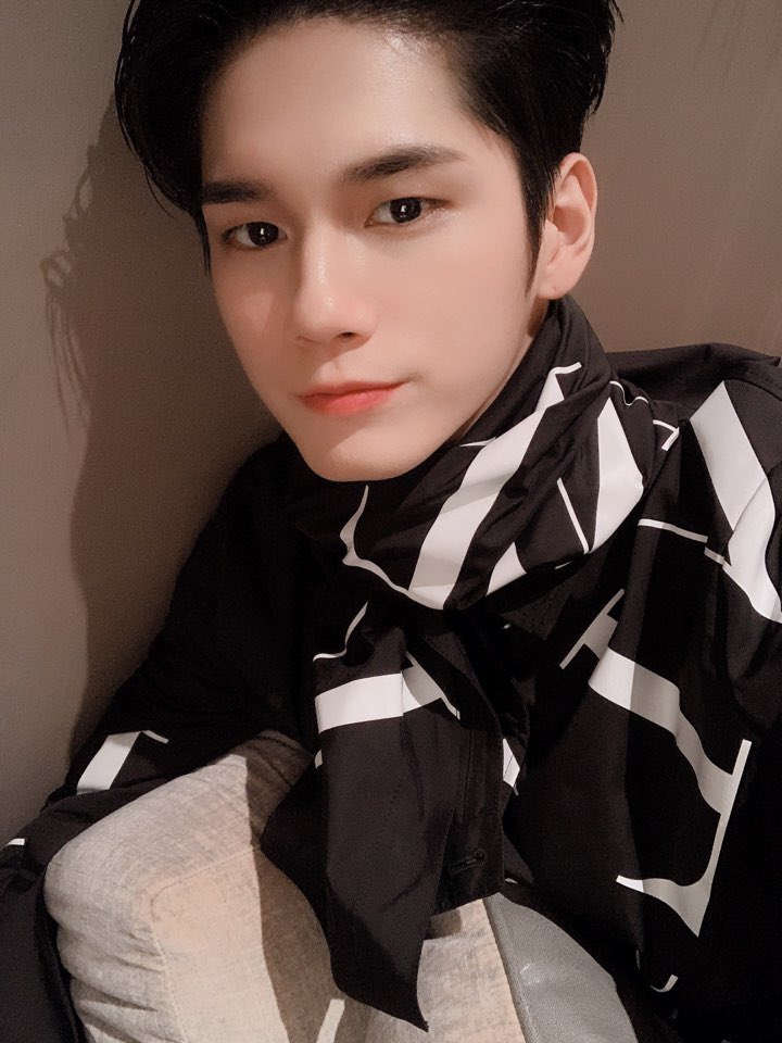 officialtwt_OSW's tweet image. ✨ 190314 발렌티노 홍콩 브이링 팝업 이벤트  #옹성우 ✨

여러분을 위한 화이트데이 깜짝 선물🎁
사탕보다 더 달콤스윗한 옹성우의 셀카가 도착했습니다! 오늘도 옹나잇 ٩(⁰̷̴͈·̫ ⁰̷̴͈:·)💝
#VRING
#VRINGHONGKONG
@maisonvalentino

#ONGSEONGWU
