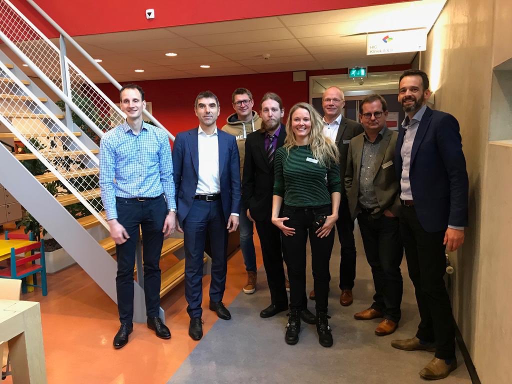 PaulBlokhuis's tweet photo. Bij @GGZFriesland gesproken met verplegers, psychiaters, bestuurder en patiënt over personeelstekort en hoe dat werk en verblijf beïnvloedt. Blij verrast: op dit moment geen tekort. Ook goede ideeën opgehaald over crisis- en piketdiensten. https://t.co/BfeNjuQgqL https://t.co/WViP3n3FZ7