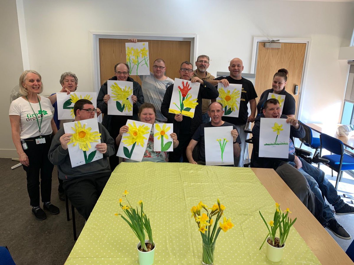 GroOrganicUK's tweet photo. 🌼Spring has sprung in #chelmsleywood ! My favourite time of year .. these daffodil drawings are enough to brighten the rainiest of days ! 🌼 https://t.co/3rjkZ8Rt5l