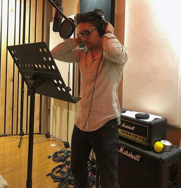 fernando_capel's tweet photo. 🎼Back to my world.!🎙
🔱 💯
•#Snapchat: #Fernandocapel
•#Twitter : @Fernando_Capel
#FernandoCapelSinTuAmor #SinTuAmor #Latino #Singer #Balada #BBLatin #NY #Concierto #Acapella #Music #Miami #Show #rock #rockstar #MiamiBeach #recording #Ecuador #Artist #GProductions #Cuenca 🎤 https://t.co/7mcDWHJHGS