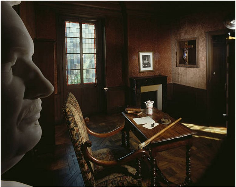 14.03.1850  — pēc ilgu gadu epistulārās pazīšanās beidzot Evelīna Hanska un #rakstnieks Onorē de Balzaks salaulājas. Ģimenes dzīvei nav lemts ilgi turpināties: 1858. gadā rakstnieka sirds neiztur ikdienas devu sevis uzmundrināšanai - desmitiem tasīšu kafijas.
Foto: muzejs.