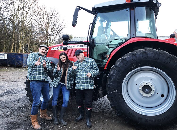 Lois Meleri Jones (@loismelerijones) on Twitter photo Wel dyma chi dîm 💚 @welshwhisperer @huwfash 💚
📺 Fferm Ffactor Selebs - Nos Sadwrn am 7.30 ar @s4c <a href="/FfermFfactor/">Fferm Ffactor</a> Wel dyma chi dîm 💚 @welshwhisperer @huwfash 💚
📺 Fferm Ffactor Selebs - Nos Sadwrn am 7.30 ar @s4c <a href="/FfermFfactor/">Fferm Ffactor</a>