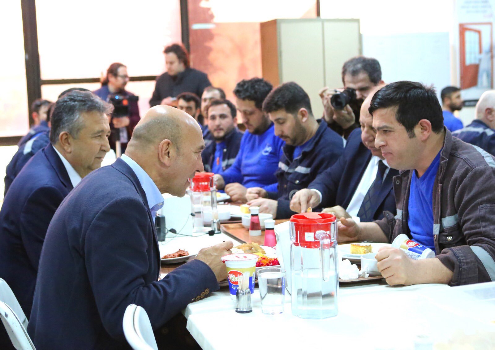 tunc soyer on twitter bugun izmir demir celik fabrikasi ni ziyaret ettim iscilerimizle yemek yedik uzun bir sohbet gerceklestirdik sizin icin sizinle birlikte en iyisini yapacagiz tum izmir demir celik ailesine cok tesekkur