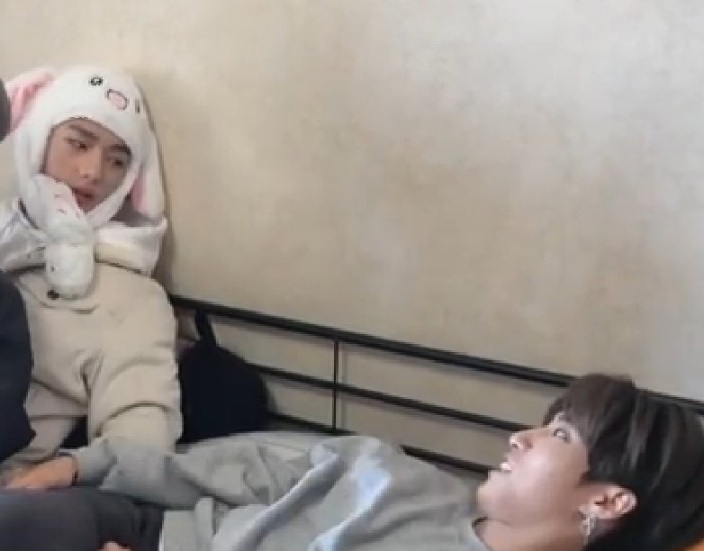 tooyenchee's tweet photo. ฮัน: ลีโนวเรามาแรกห้องกันมั้ย
ลีโนว: โอเค
ฮยอนจิน: ทำไม?

ละดูสีหน้าฮยอนจิน55555อย่างโหด หน้าน้องฮันนี่เจื๋อนไผแว๊บนึงเลย5555 
#ฮยอนจีซอง #hyunjisung https://t.co/RVSHd5VZiL