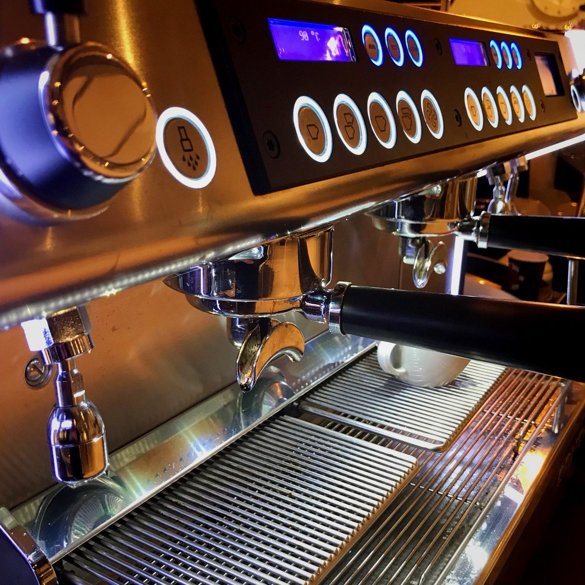 Need a shiny new coffee machine for your coffee shop or bar? With a great range of machines for all kinds of capacity, London Calling Coffee can provide you with machinery, coffee, support and training to get you started.
#londoncallingcoffee #espressomachine #Conti #barista