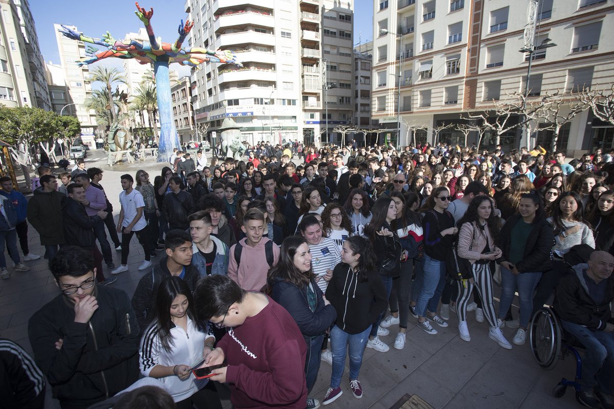 LevanteEducacio's tweet photo. 📲#Castelló ha acogido por cuarto año consecutivo la #Castellonada, la gincana que pone a prueba el conocimiento de los jóvenes sobre las app y redes sociales con fines educativos Participaron un millar de estudiantes https://t.co/i1leNQpdI0 por @LevanteCastello #CSada19 https://t.co/lP7JHlVDB0