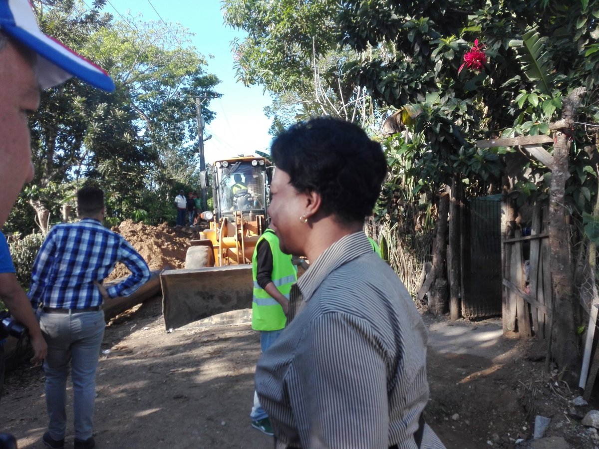 InesMChapman's tweet photo. Iniciamos visita gubernamental #SantiagodeCuba, @DiazCanelB y Consejo de Ministros, recorremos ejecución de la conductora de abasto #LaMaya obra que permitirá reducir el ciclo de entrega del agua, sus pobladores contentos y agradecen a #Revolución Cubana #SomosContinuidad https://t.co/JKYZZnTIaV