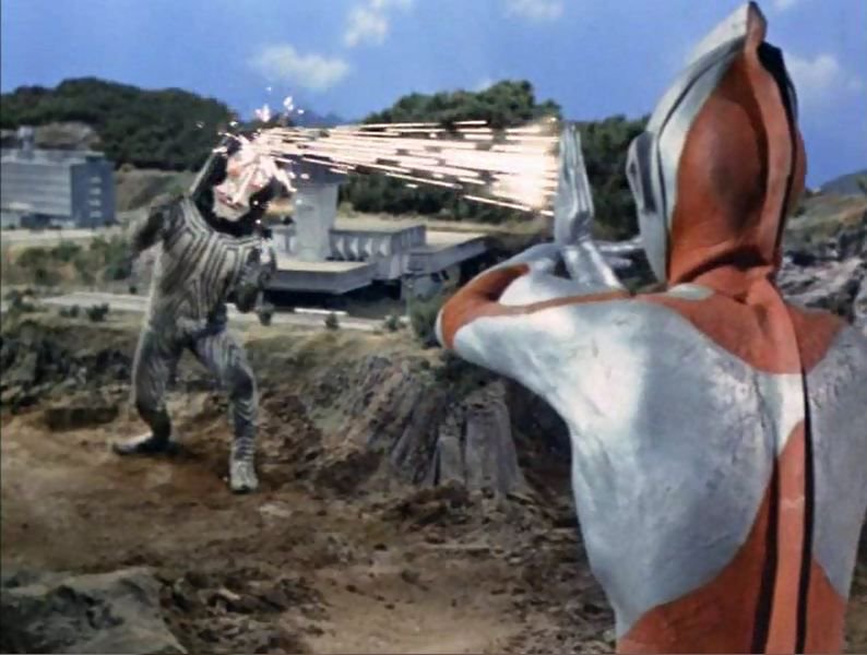ebirythingpoint's tweet photo. 三面怪人ダダはウルトラマンに登場した三つの顔を持つ宇宙人です。人間の標本化を目論み地球へ来ました。
そんな彼と共演し、ステージで一緒に踊るという宇宙史上稀に見る異文化交流を果たしたグループが私立恵比寿中学（エビ中）です。
この貴重な映像は『じゃあ・ベストテン』の円盤に収録されてます https://t.co/hYXVm3PfGf