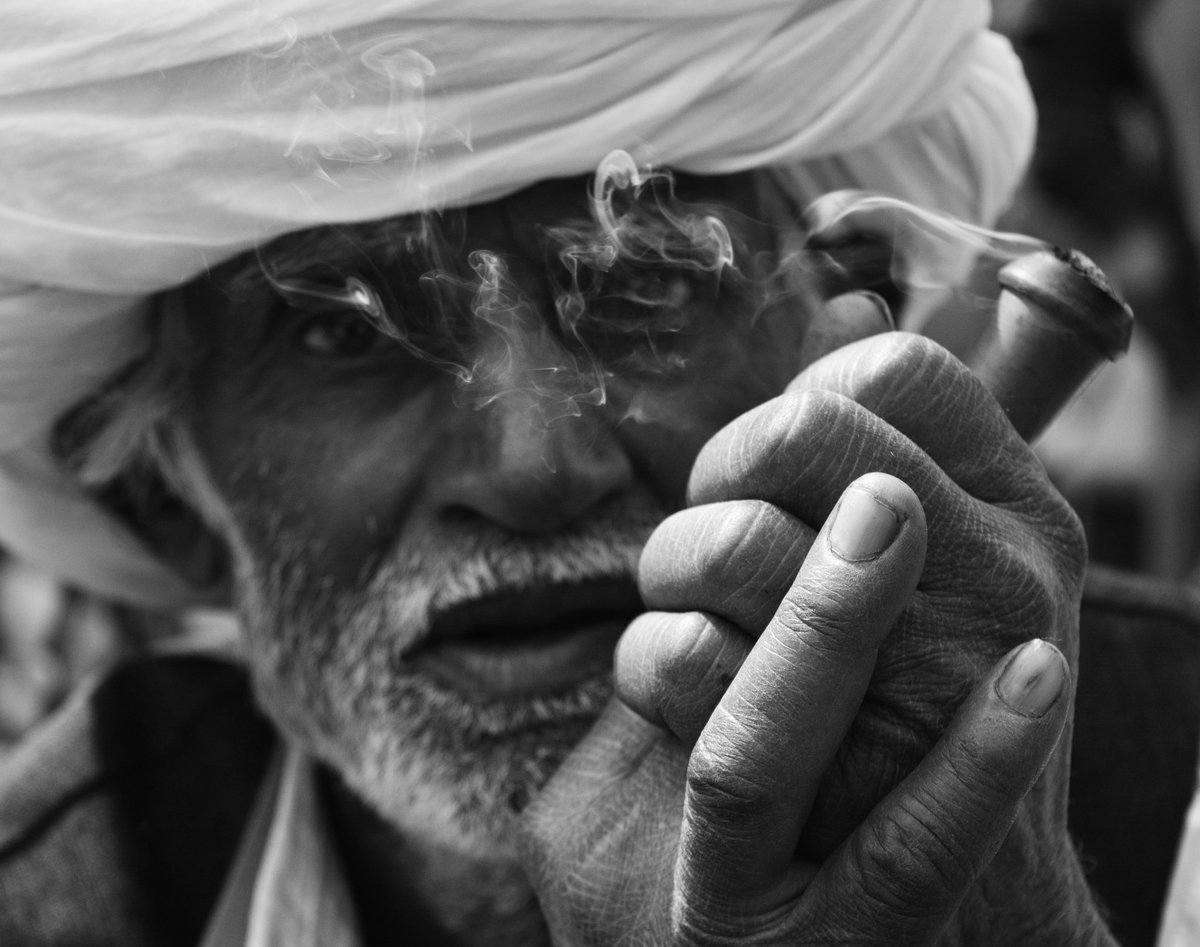 ये धुँआ धुँआ सी जिंदगी !!
#photography #PhotoOfTheDay #monochrome #monochromeindia #bnw #bnwphotography #vscoindia #vsco #wandrer #explorer #lifestyle #traveller #culture #tradition #poetry #artist #smoking #rajasthan #india #jaipur #rajasthaniculture